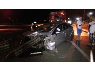 Otomobil Bariyerlere Ok Gibi Saplandı: 1’i Ağır, 5 Yaralı