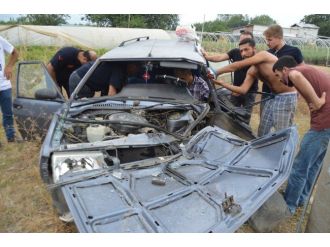 Sollama Yapmak İsteyen Sürücü Otomobilde Sıkıştı