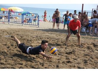 Gümüldür Plaj Voleybol Turnuvası’nda Heyecan Dorukta