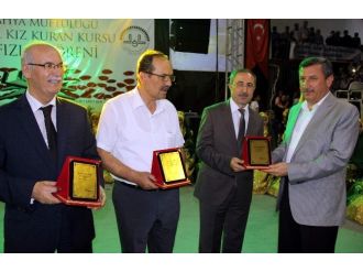 Müftü Gül, Müftü Yardımcısı Akyıl Ve Şube Müdürü Baştürk’e Teşekkür Plaketi