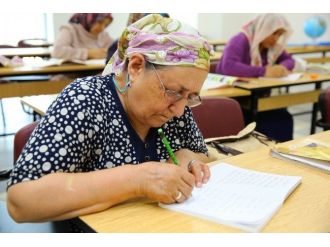 Buca’da Annelerin Okuma Yazma Mutluluğu