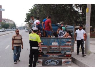 Kamyonet Kasasında Tehlikeli Yolculuk