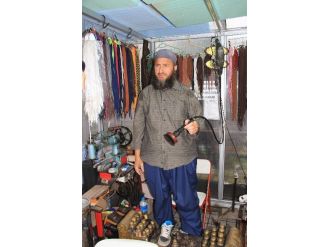 Rizeli Ayakkabı Boyacısı Matkap İle Boyadığı Ayakkabıları Parlatıyor
