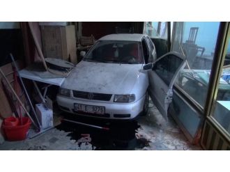 13 Yaşındaki Çocuğun Kullandığı Araç İş Yerine Girdi