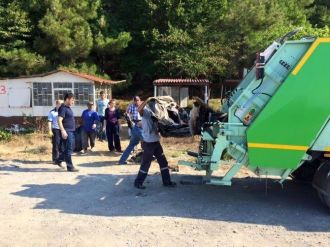 Belediye Personeli Elleriyle İlçeyi Temizledi