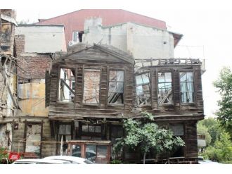 Tekirdağ’daki Metruk Binalar Gece Ayrı Gündüz Ayrı Tehlike Saçıyor