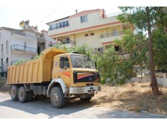 Didim’de Kırılan Dal Elektrik Telini Kopardı