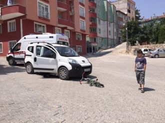 Bisikletini Durduramayınca Otomobile Çarptı