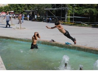 Sıcaktan Bunalan Çocuklar Süs Havuzunda Serinlediler