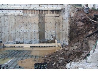 Kağıthane’de İstinat Duvarı Çöktü, 2 Bina Tahliye Edildi