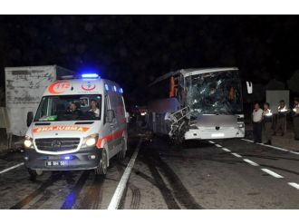 Otobüs Tır’a Çarptı: 33 Yaralı
