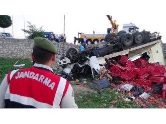 Şeftali Yüklü Kamyon Takla Attı: 1 Ölü, 1 Yaralı
