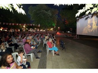 Yenimahalle’de Yıldızların Altında Film Keyfi