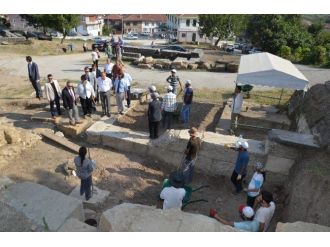 Vali Fidan Ve Başkan Keleş Kazı Alanında