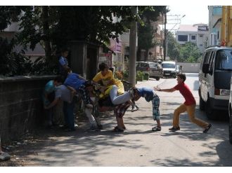 Cami Bahçesinde Uzuneşek Oyunu