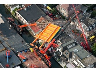 Hollanda’da İki Vinç Binaların Üzerine Devrildi: 20 Yaralı