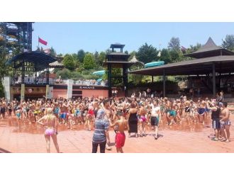 Sıcaktan Bunalan Plaj Ve Su Parklarına Koştu