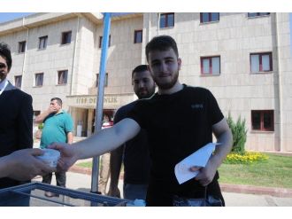 Ksü’ye Kayıt İçin Gelen Öğrencilere Dondurmalı Karşılama