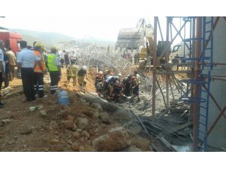 İzmir’de Yol İnşaatında İskele Çöktü: 4 İşçi Enkaz Altında