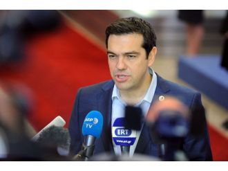 Yunanistan Masaya Oturuyor