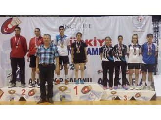 Badmintonculardan Madalya Yağmuru