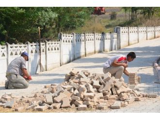 Altıeylül’de Mezarlara Düzenleme