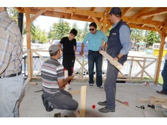 Seyitgazi Marangoz Atölyesi Fabrika Gibi Çalışıyor