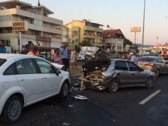 Edremit’te Zincirleme Kaza: 5 Yaralı