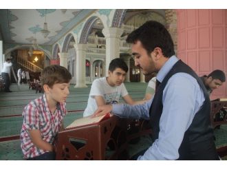 Şirinevler Ulu Camii’nde Yüzlerce Öğrenci Kur’an Öğreniyor