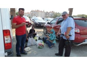 Burhaniye’de Otoparkçıdan Soğuk İçecek İkramı