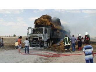 Elektrik Direğine Çarpan Saman Yüklü Tır Yanarak Kül Oldu
