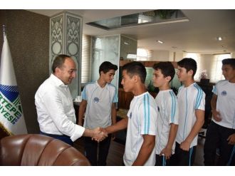 Başkan Üzülmez, Genç Boksörleri Ağırladı