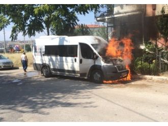 Uşak’ta Park Halindeki Minibüs Yandı