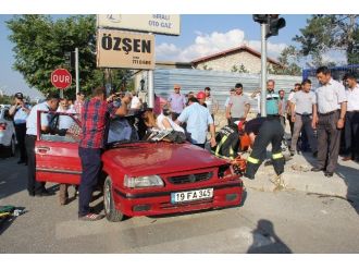 Otomobil Kamyona Çarptı: 1 Ölü, 1 Yaralı