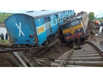 Hindistan’da 2 Yolcu Treni Raydan Çıktı: En Az 24 Ölü