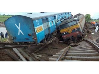 Yolcu Trenleri Raydan Çıktı: 24 Ölü !