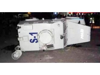 Zırhlı Polis Aracı Devrildi