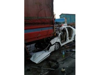 Otomobil Kamyona Çarptı: 3 Ölü, 3 Yaralı