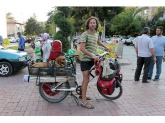 Turistin Atı Öldü, Yola Bisikletle Devam Etti