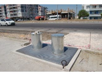 Çöp Konteynerlerini Kendi İmal Ediyor