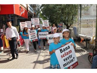Öğrenciler Selam Vererek Yürüdü