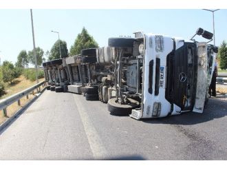 Pamuk Yüklü Tır Otoban Çıkışında Devrildi Sürücü Hafif Yaralandı