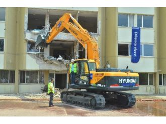 41 Yıllık Kocaeli Valiliği Binasının Yıkımına Başlandı