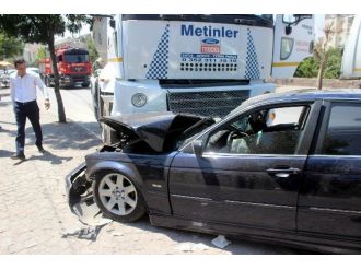 Otomobil Beton Mikserine Çarptı: 2 Yaralı