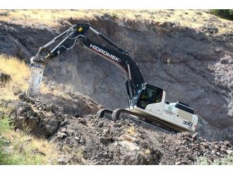 Arguvan’ın Yol Sorunlarını Büyükşehir Belediyesi Çözüyor