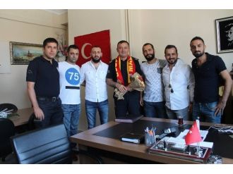 Taraftar-polis Omuz Omuza