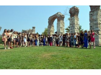 İzmir’de Güzeller Geçidi