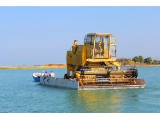 Biçerdöverler Sal Üzerinde Gölden Adaya Taşınıyor