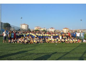 Kapaklıspor Yönetiminden Futbol Yaz Okulu Öğrencilerine Başarı Belgesi