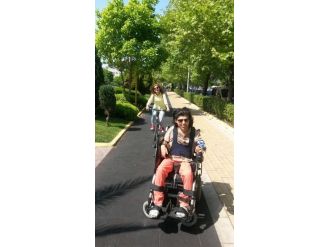 Engelli Asansörünün Çalıştırılması İçin Üzerine Yazı Astı